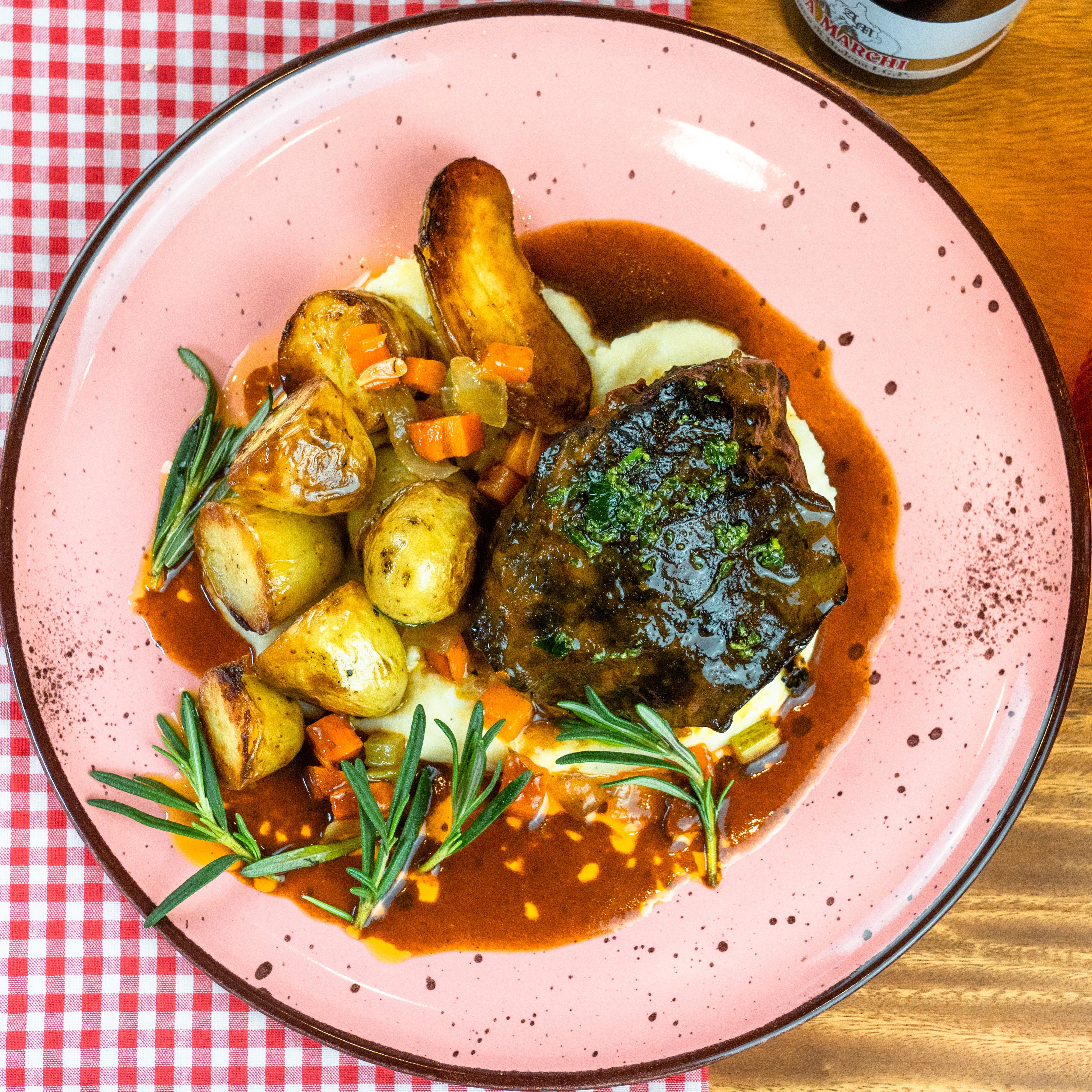 GUANCIA BRASATA AL VINO ROSSO CON PURE