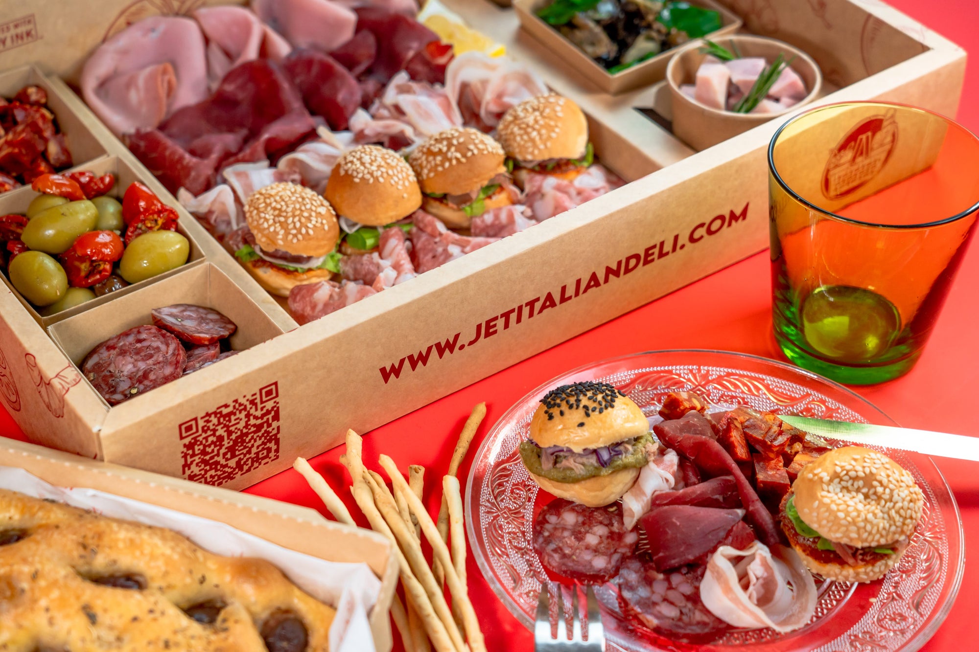 APERITIVO MIX - Classic8 - 249 THB per Person - Jet Italian Deli - JID-GA-BOX-READYTOEAT - Jet Italian Deli - Italian food - Italian grocery - Food delivery - Thailand - Wine - Truffle - Pasta - Cheese